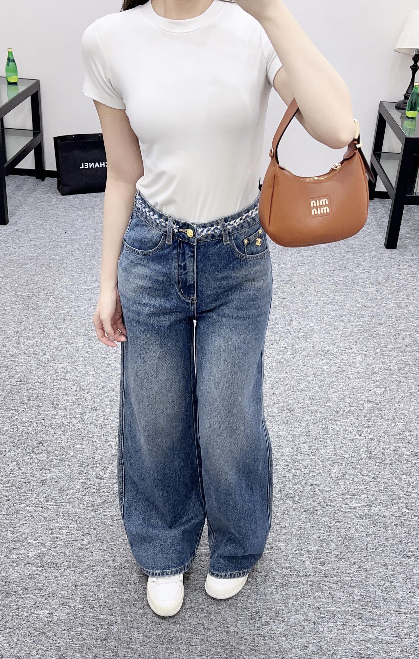 25 High-waisted bleached pleated denim trousers