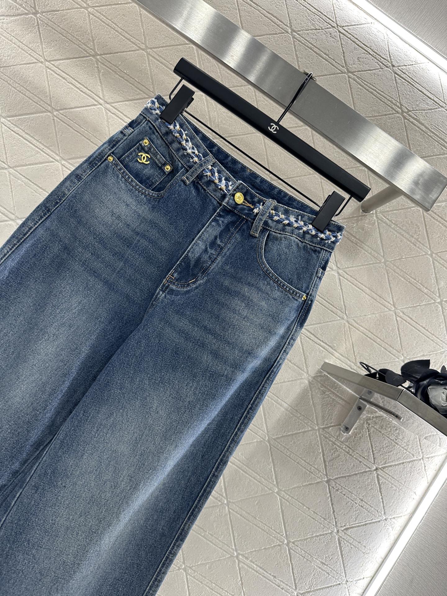 25 High-waisted bleached pleated denim trousers