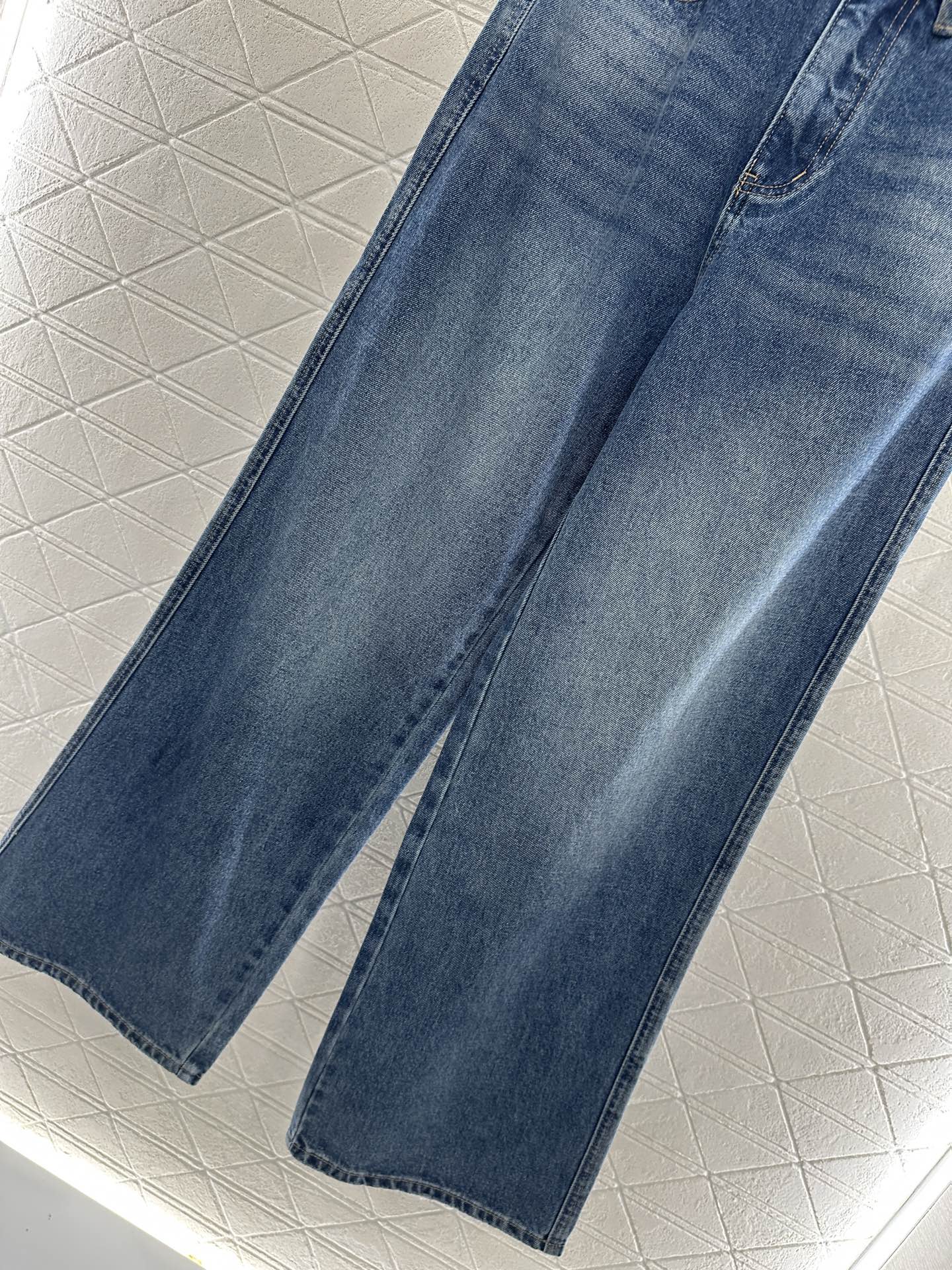 25 High-waisted bleached pleated denim trousers