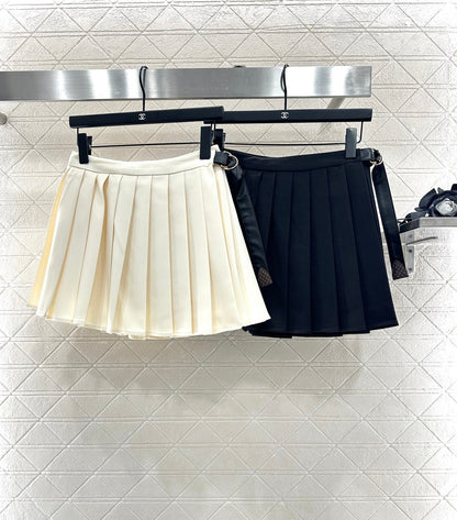 25 High-waisted pleated skirt with one side buckle