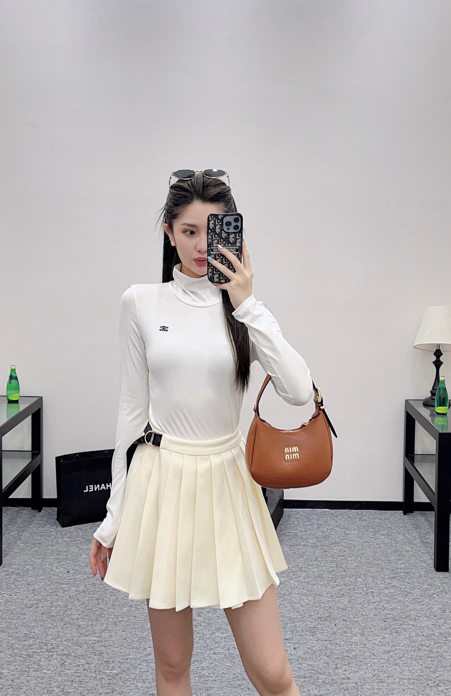 25 High-waisted pleated skirt with one side buckle