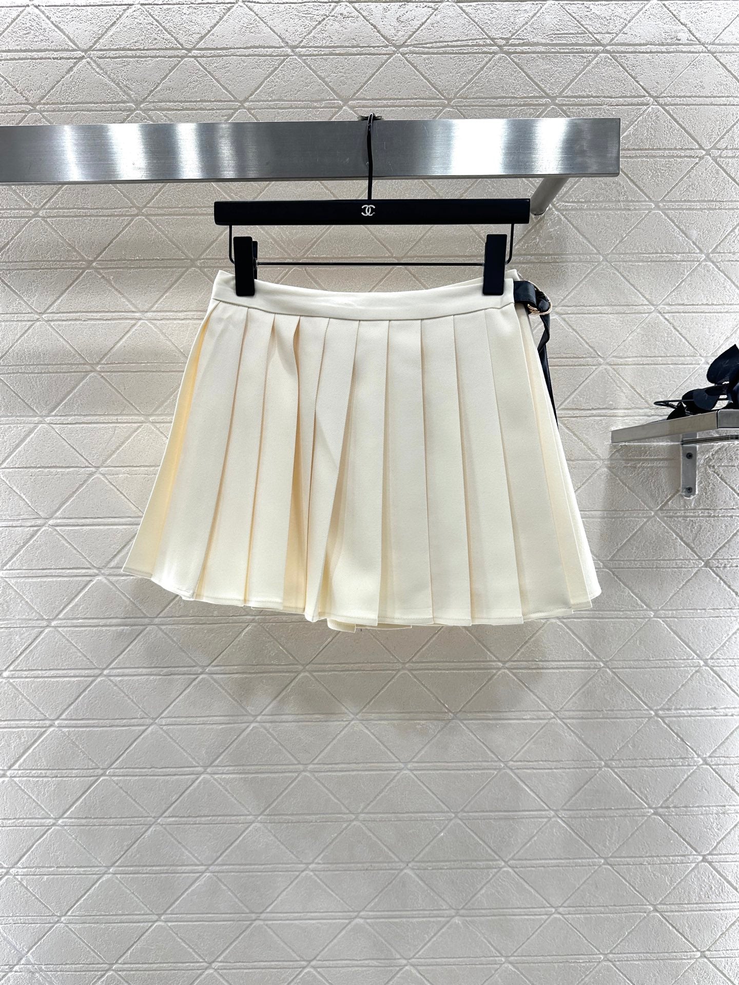 25 High-waisted pleated skirt with one side buckle