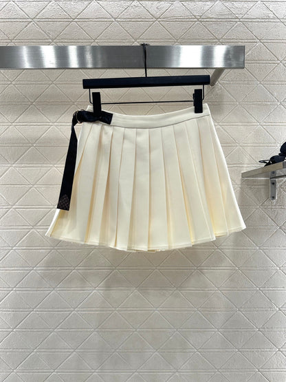 25 High-waisted pleated skirt with one side buckle