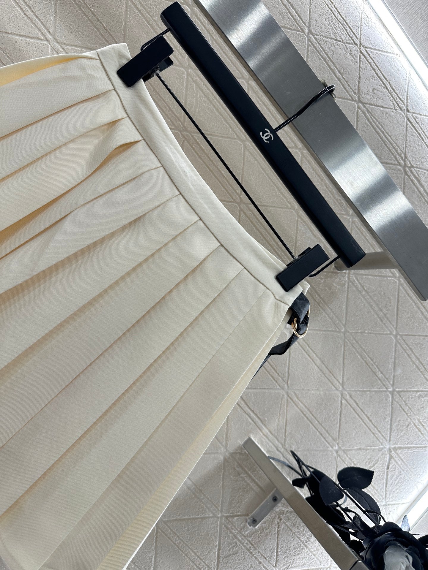 25 High-waisted pleated skirt with one side buckle