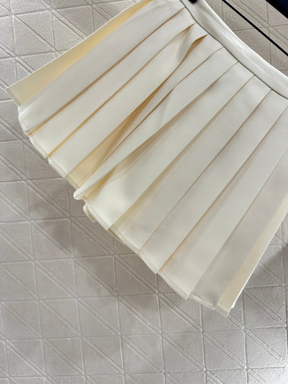 25 High-waisted pleated skirt with one side buckle