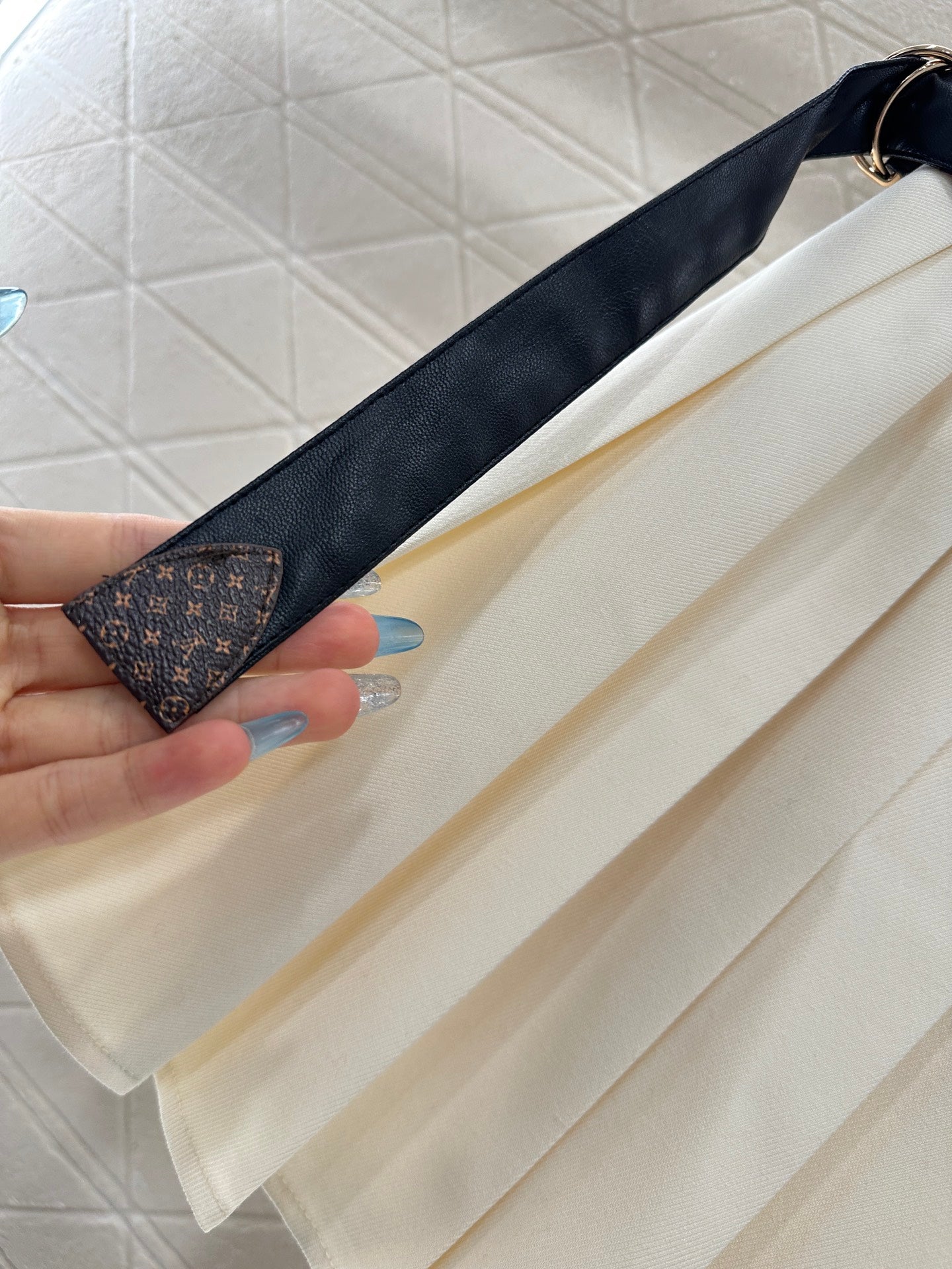 25 High-waisted pleated skirt with one side buckle