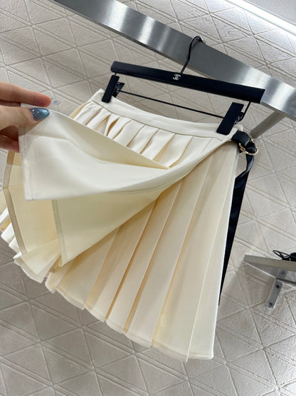 25 High-waisted pleated skirt with one side buckle