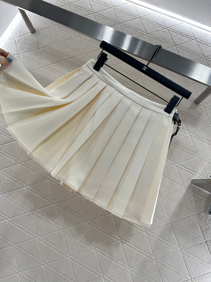 25 High-waisted pleated skirt with one side buckle