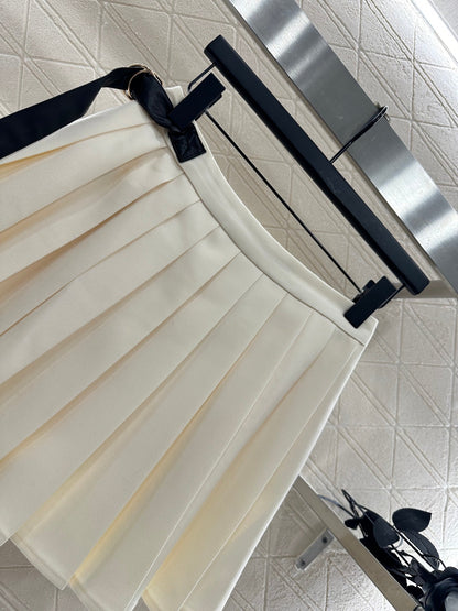 25 High-waisted pleated skirt with one side buckle