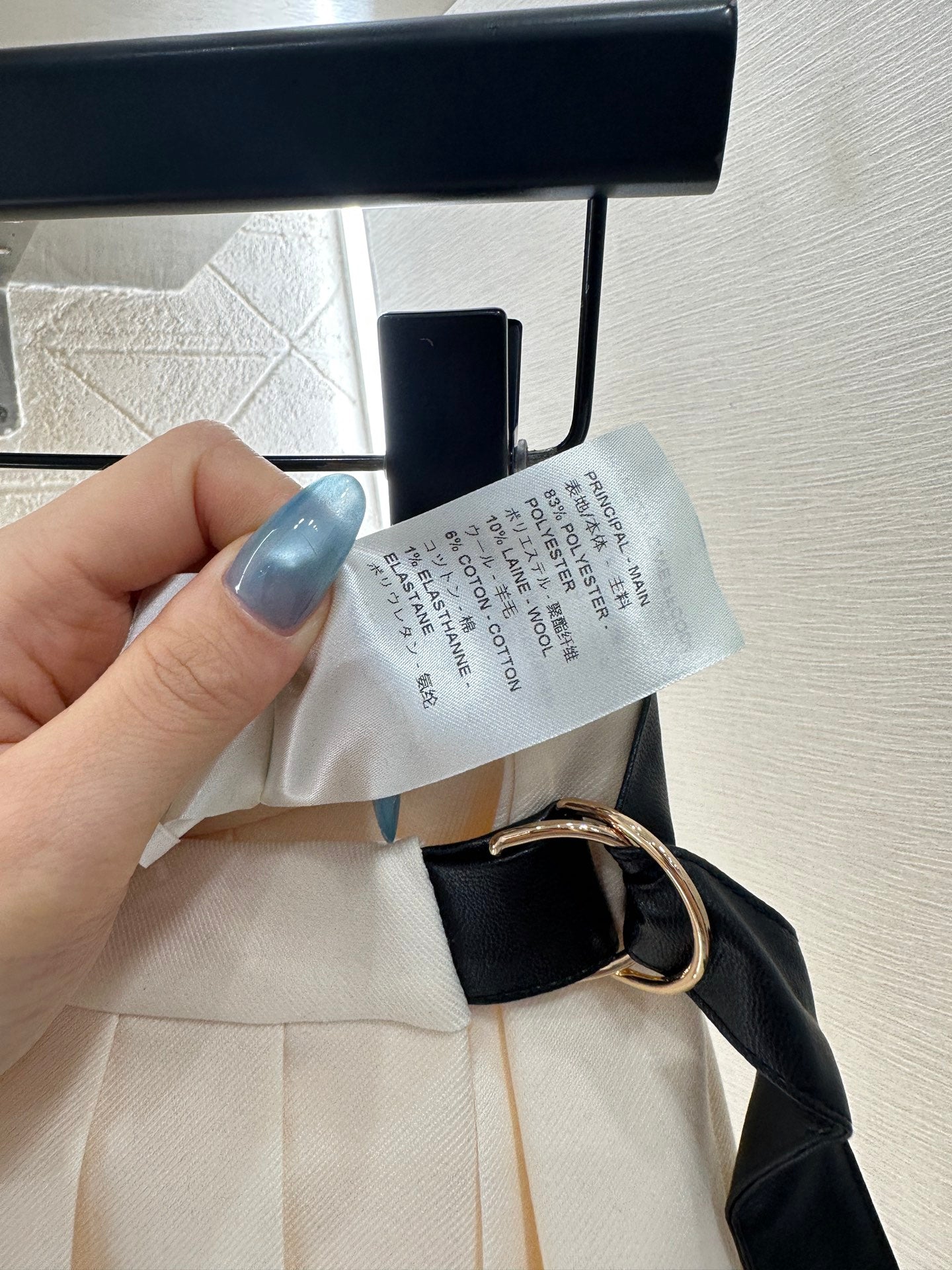 25 High-waisted pleated skirt with one side buckle