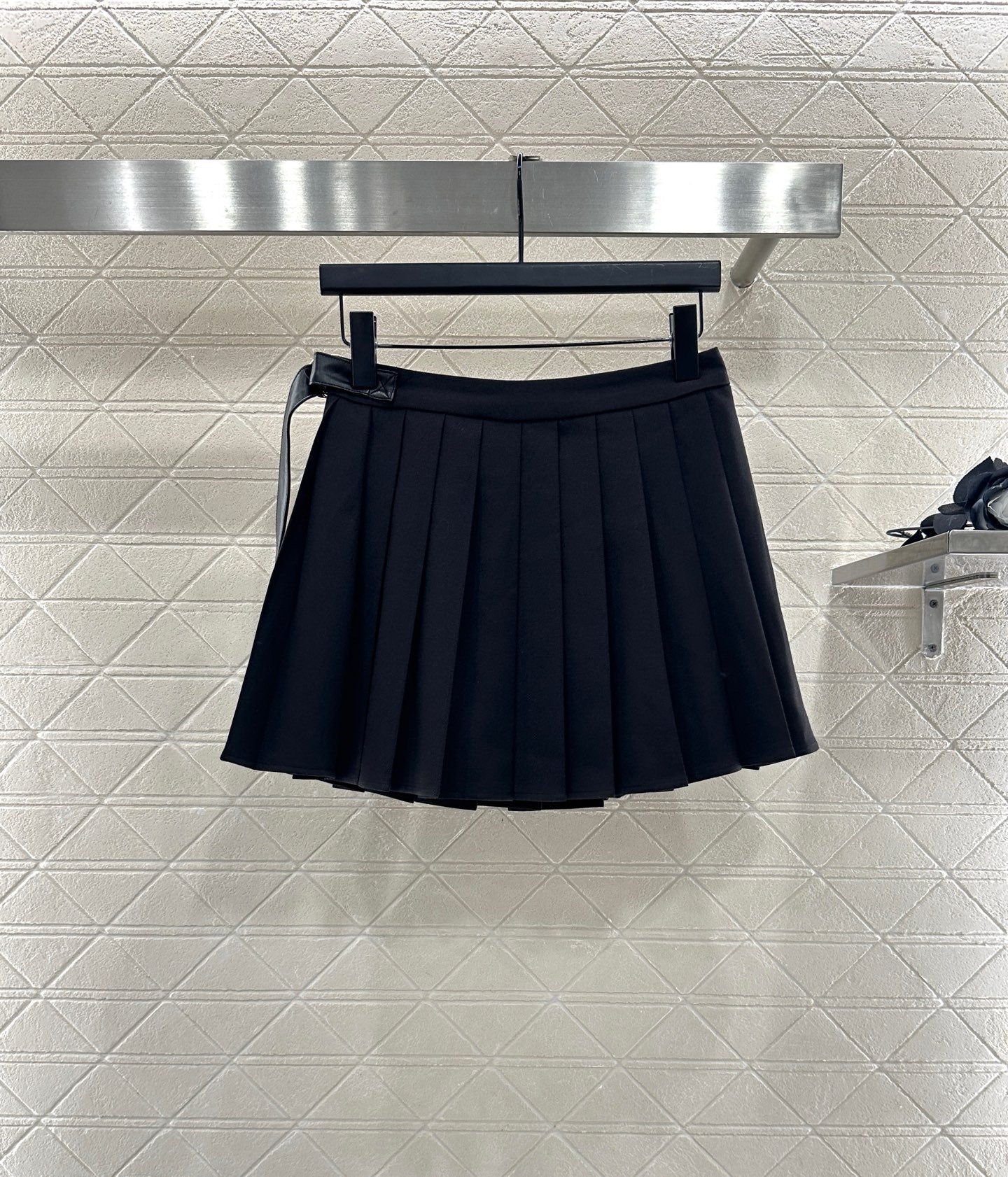 25 High-waisted pleated skirt with one side buckle