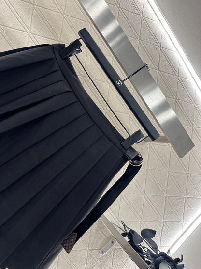 25 High-waisted pleated skirt with one side buckle