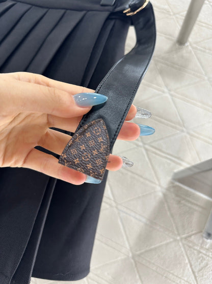 25 High-waisted pleated skirt with one side buckle