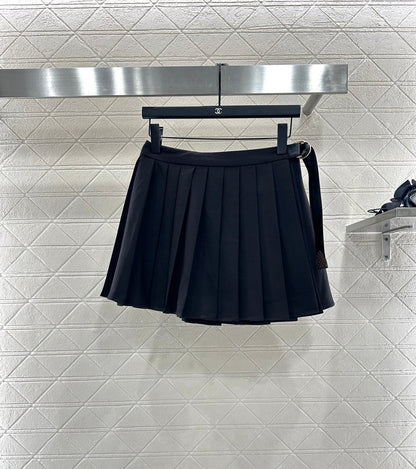 25 High-waisted pleated skirt with one side buckle