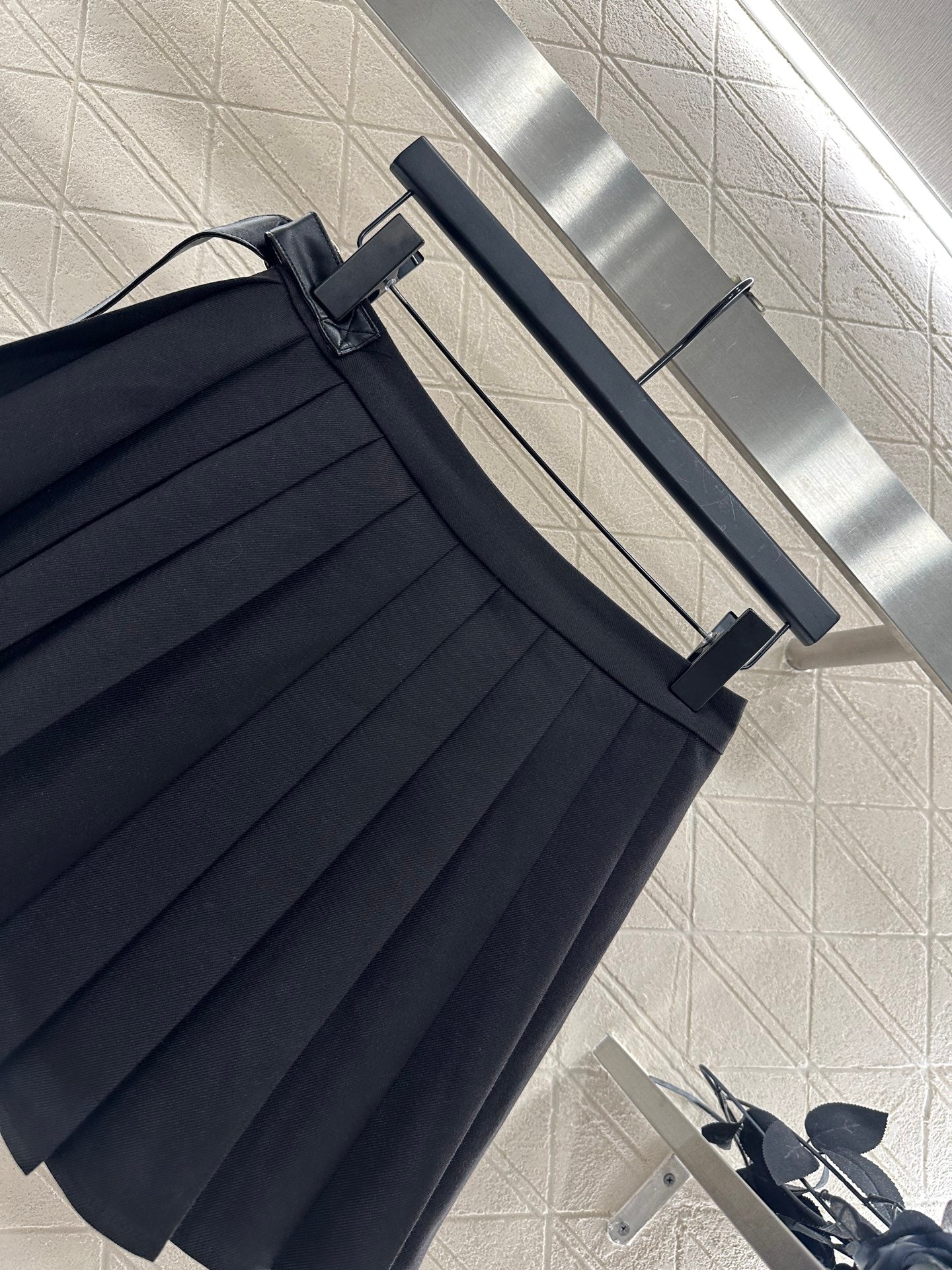 25 High-waisted pleated skirt with one side buckle