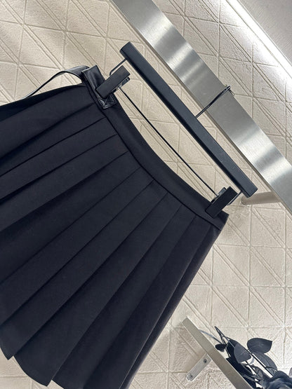 25 High-waisted pleated skirt with one side buckle