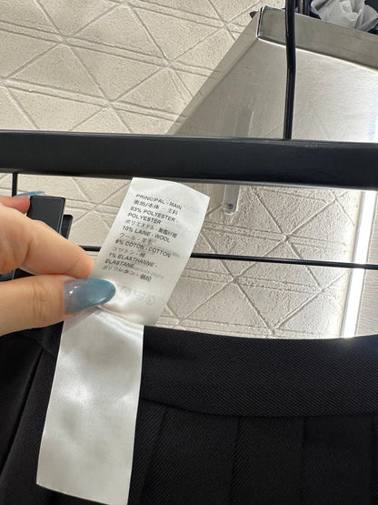 25 High-waisted pleated skirt with one side buckle