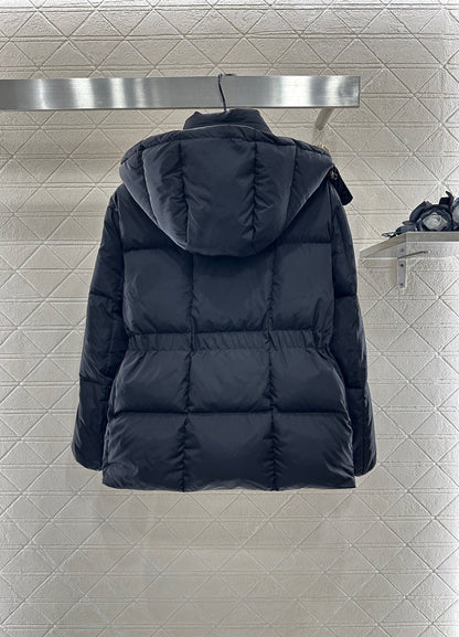 25 Detachable hooded waist-hugging mid-length down jacket