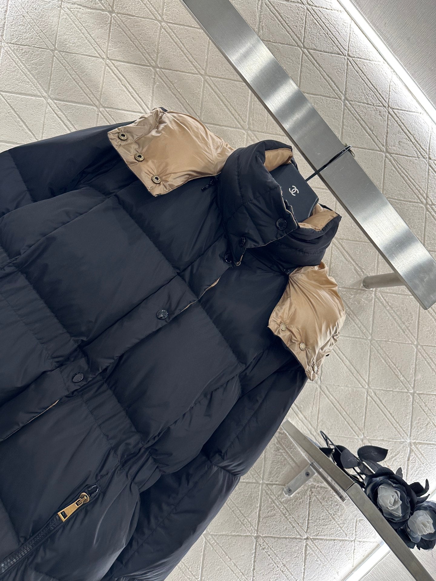 25 Detachable hooded waist-hugging mid-length down jacket