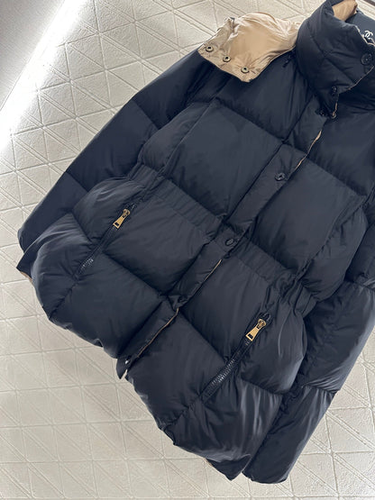 25 Detachable hooded waist-hugging mid-length down jacket