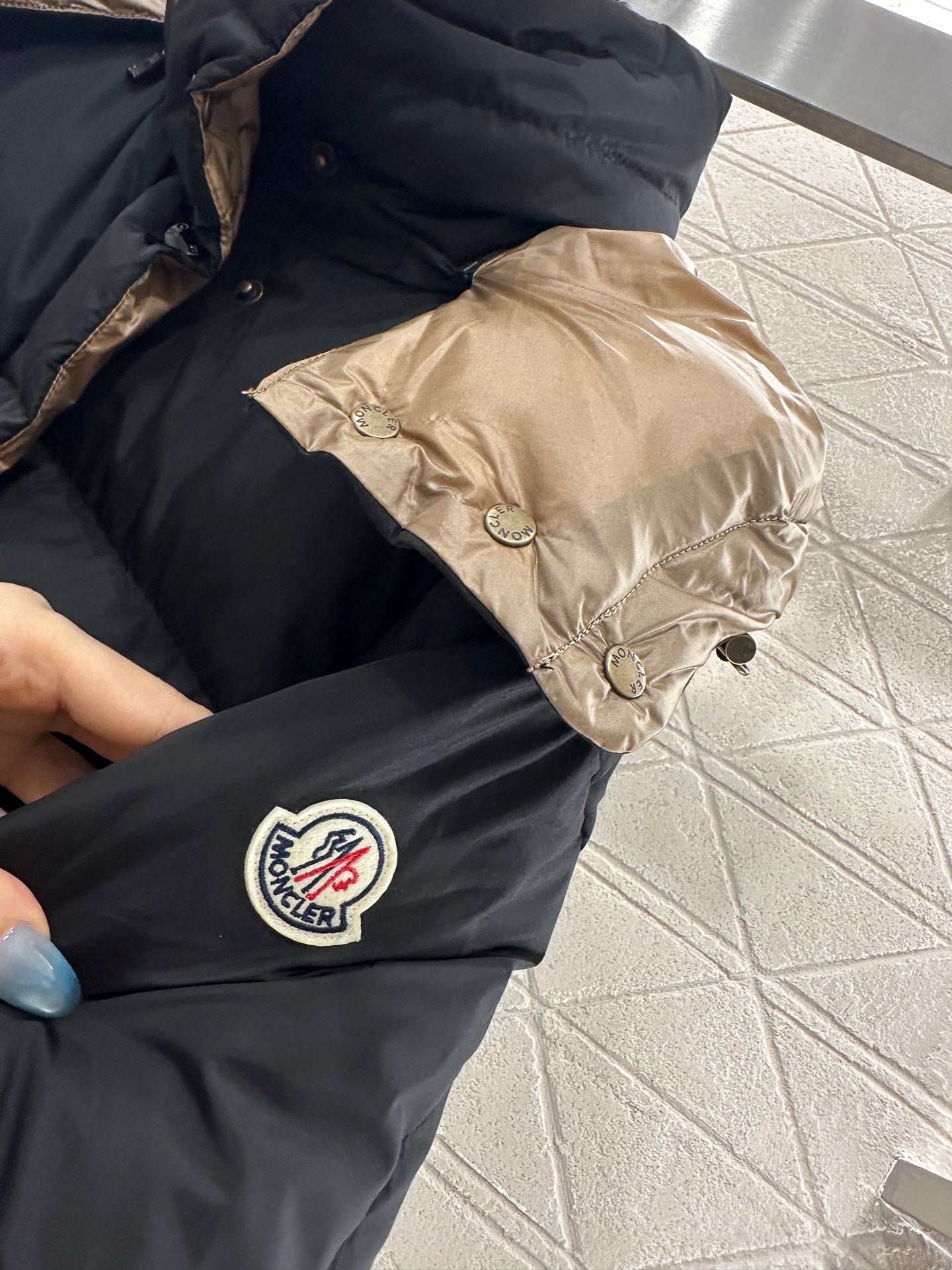 25 Detachable hooded waist-hugging mid-length down jacket