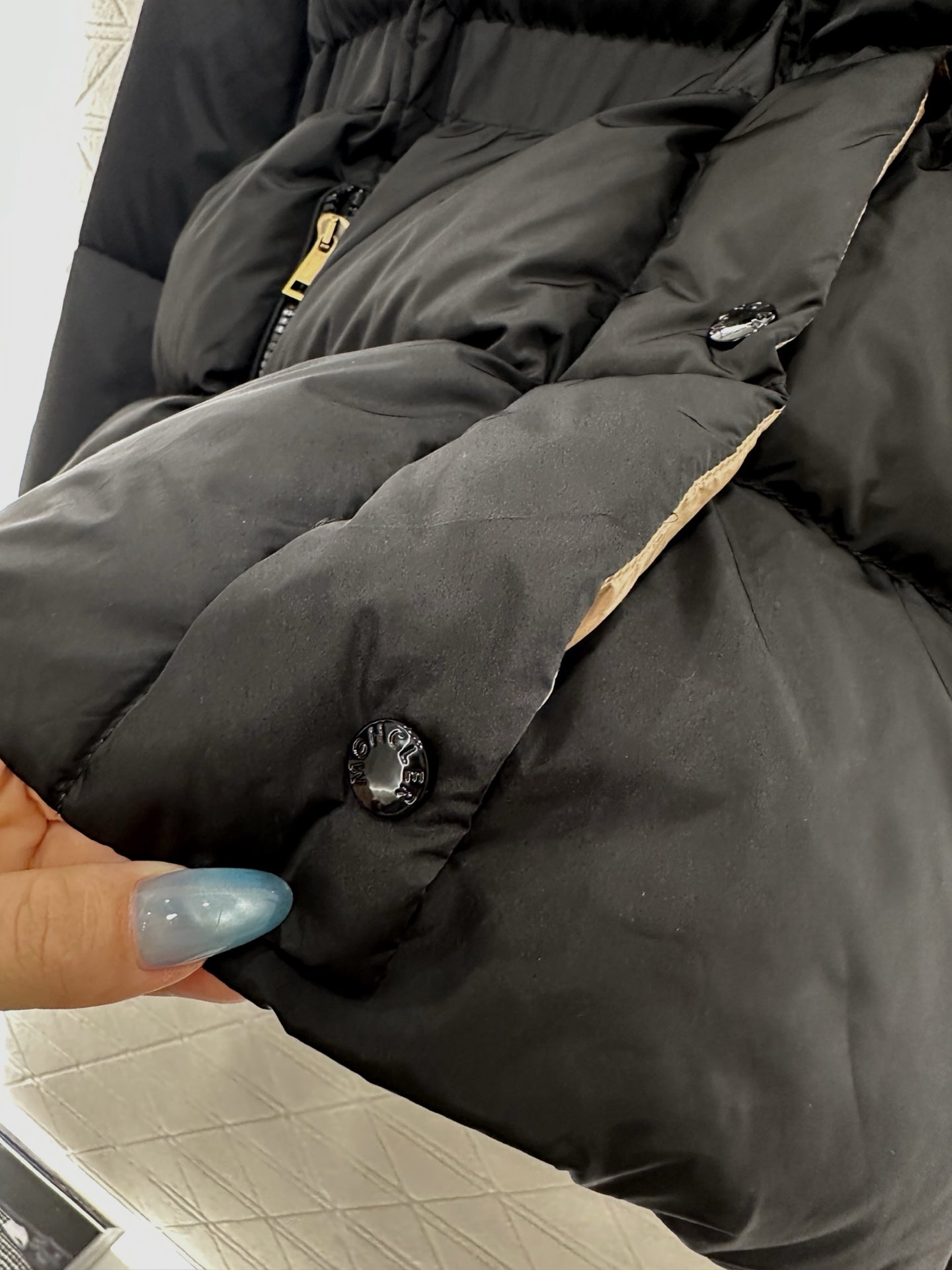 25 Detachable hooded waist-hugging mid-length down jacket