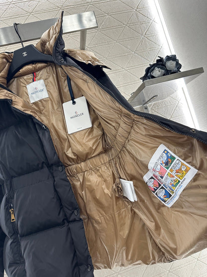 25 Detachable hooded waist-hugging mid-length down jacket