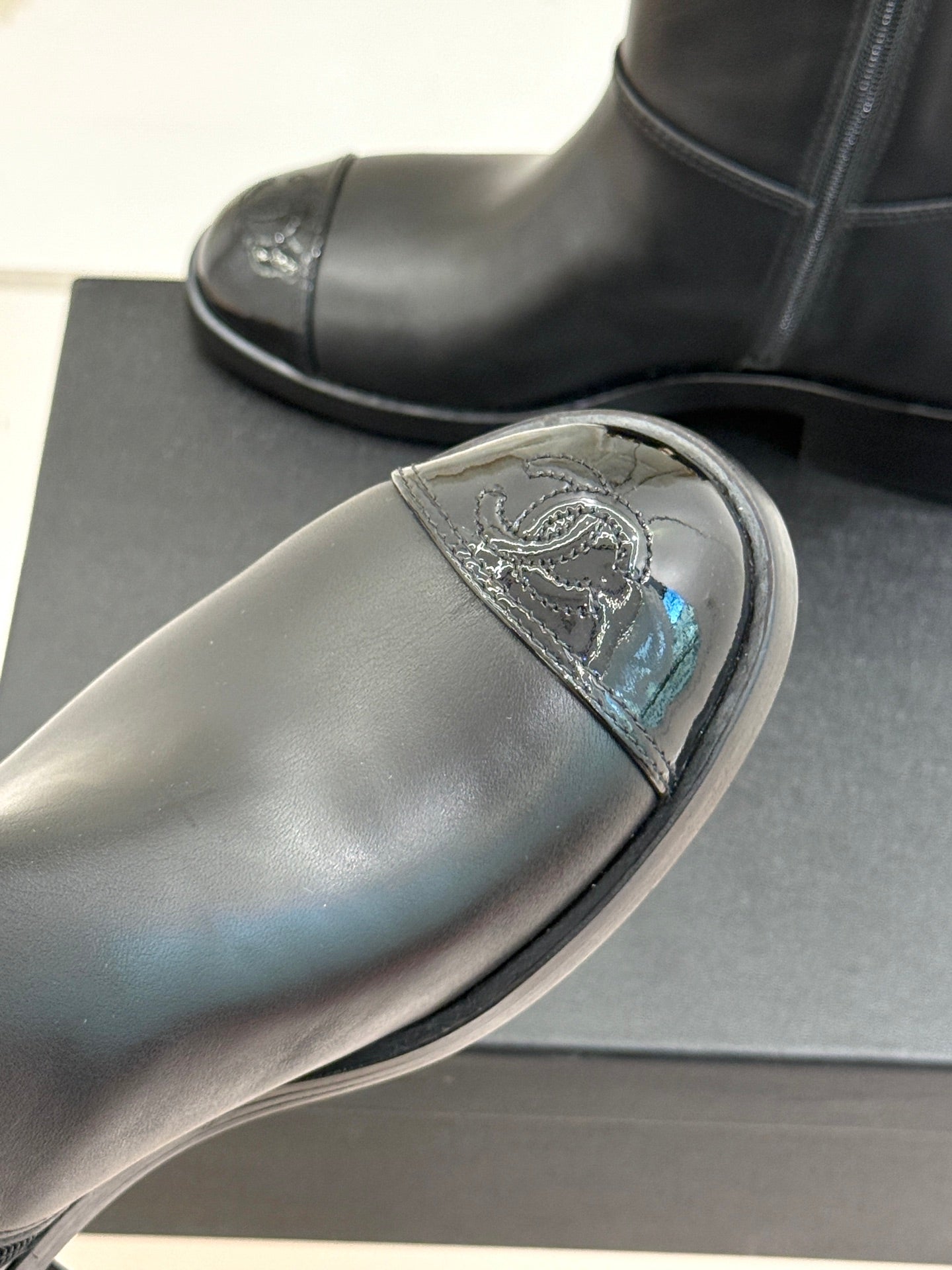 25 New product chain thick heel short boots