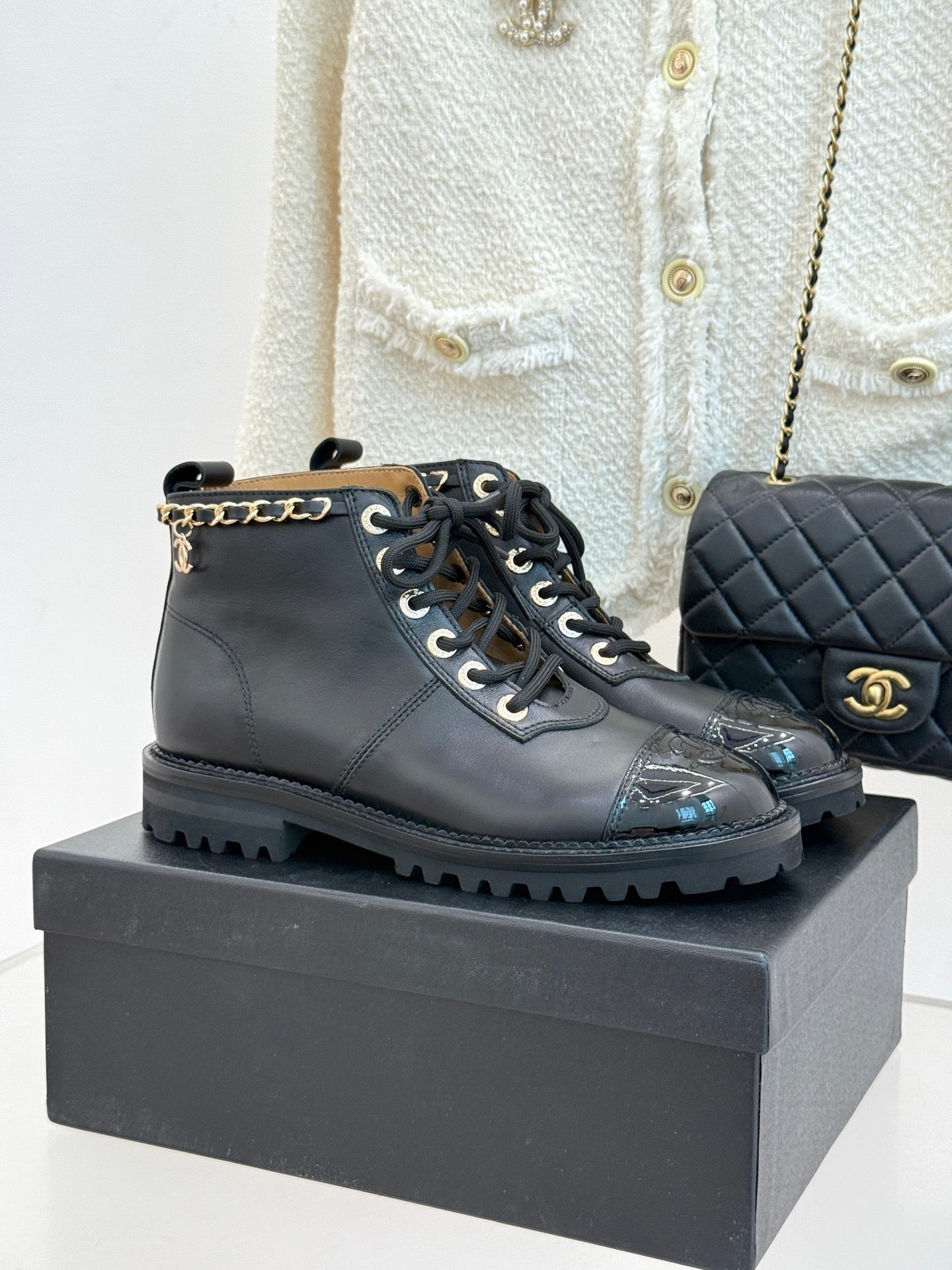 25 New product chain thick heel short boots