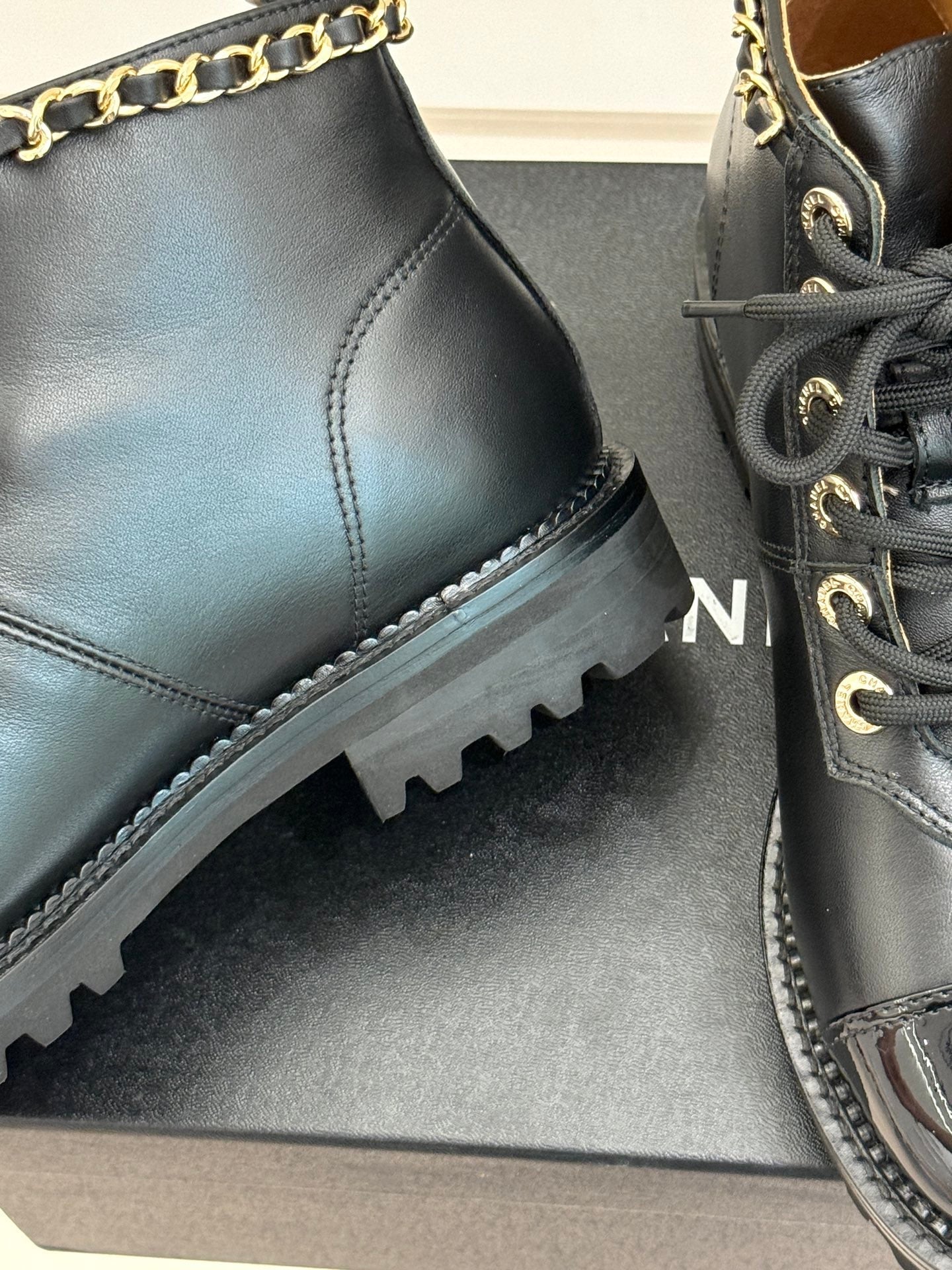 25 New product chain thick heel short boots