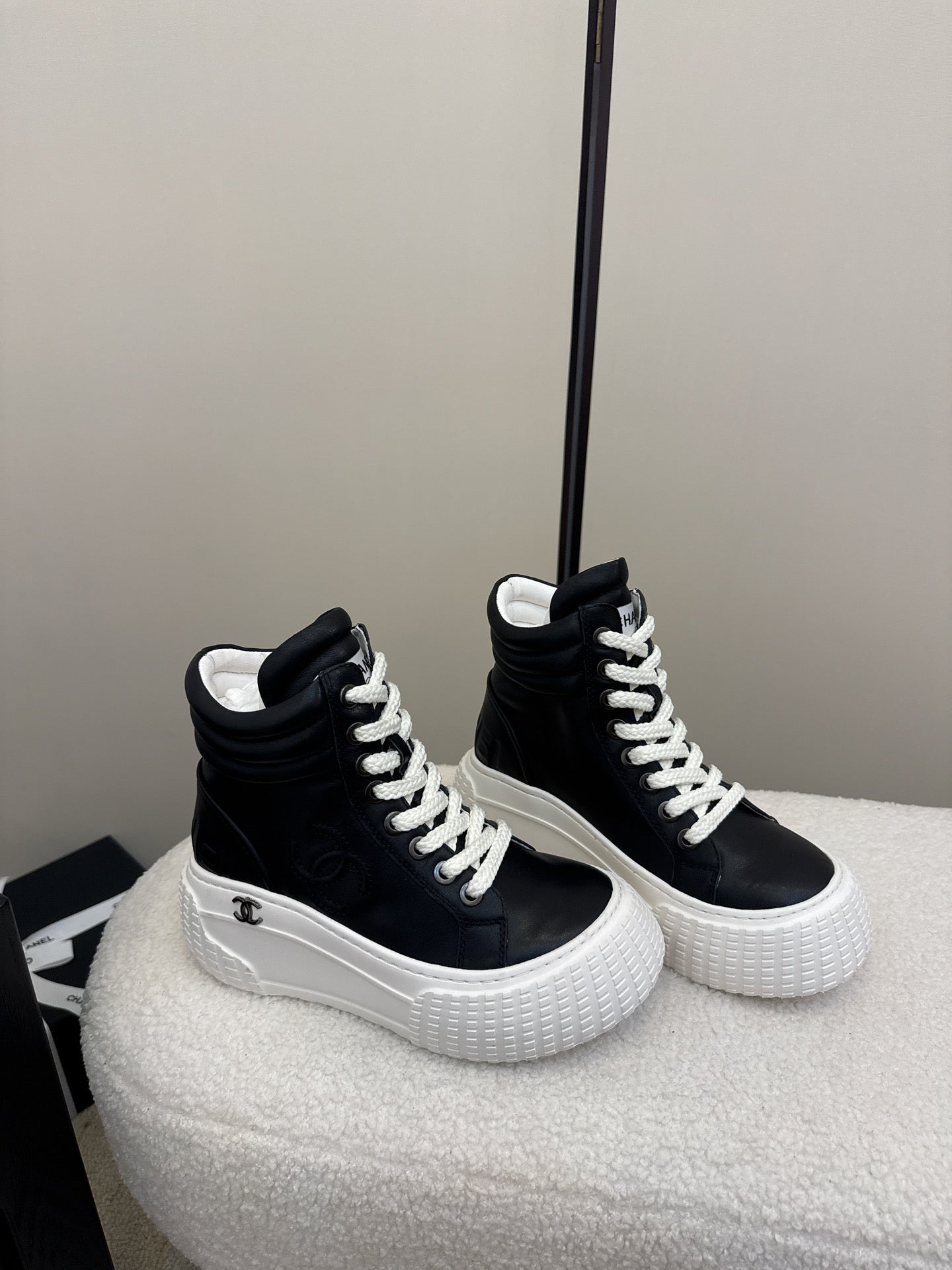 25 Thick soled mid top casual shoes（WHITE/NAVY/BLACK）