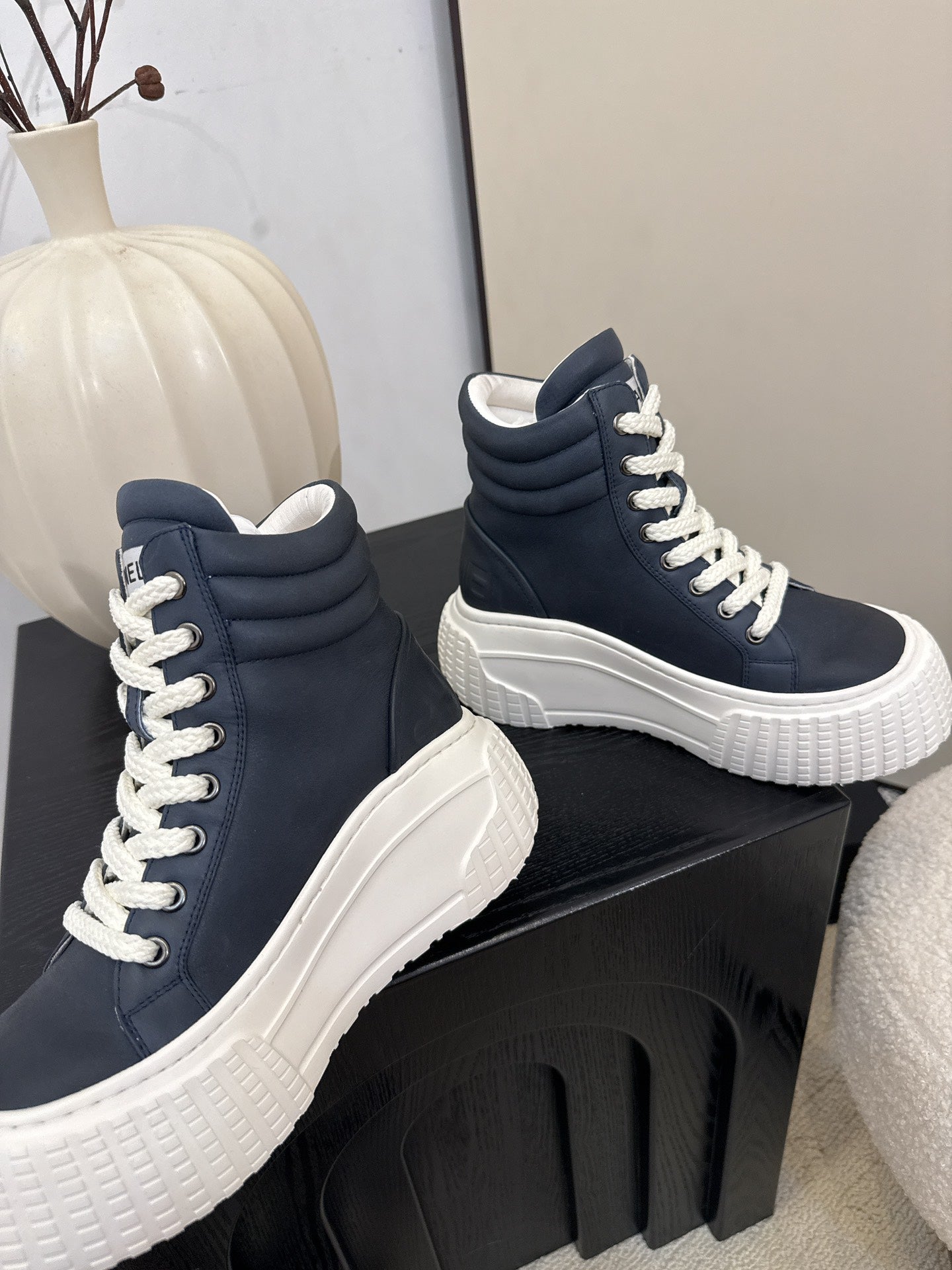 25 Thick soled mid top casual shoes（WHITE/NAVY/BLACK）