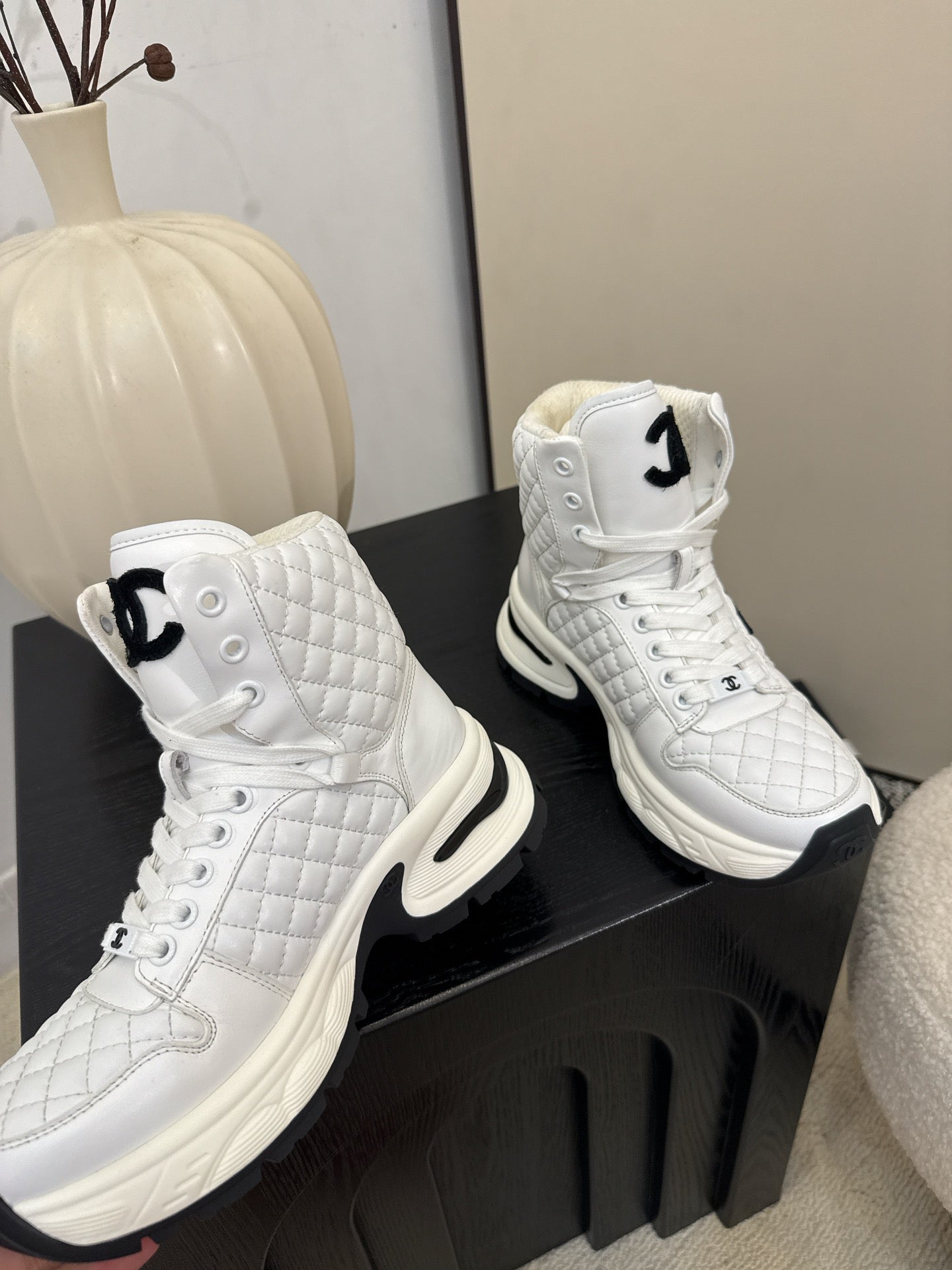 25 High top leather casual shoes（WHITE/BLACK）