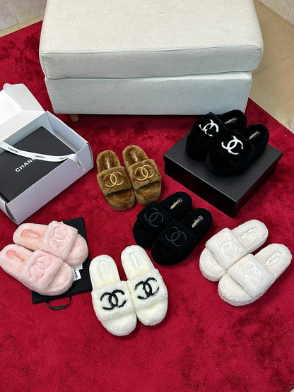 25 Thick soled hairy slippers