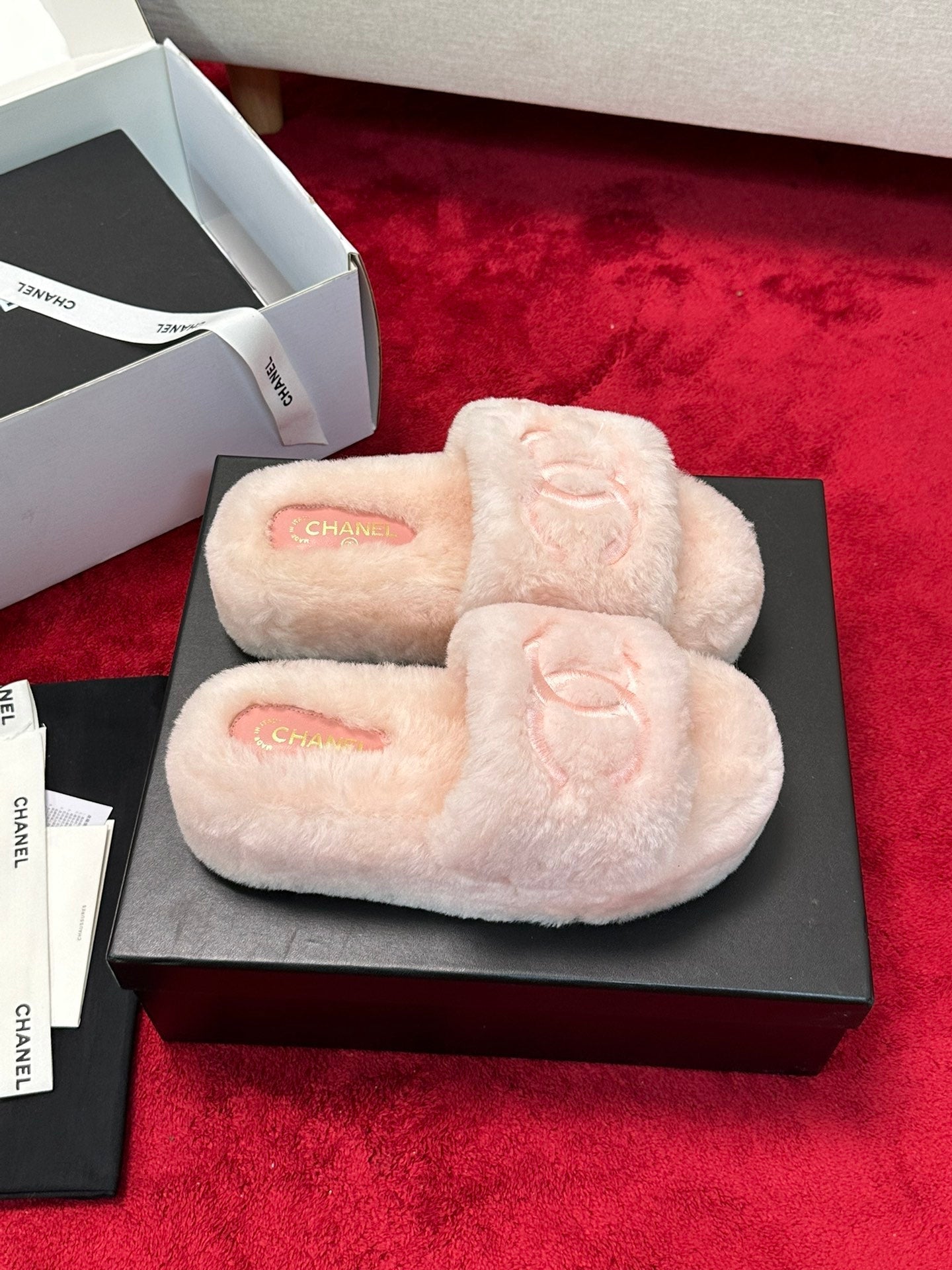 25 Thick soled hairy slippers