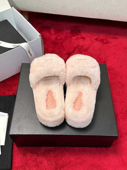 25 Thick soled hairy slippers