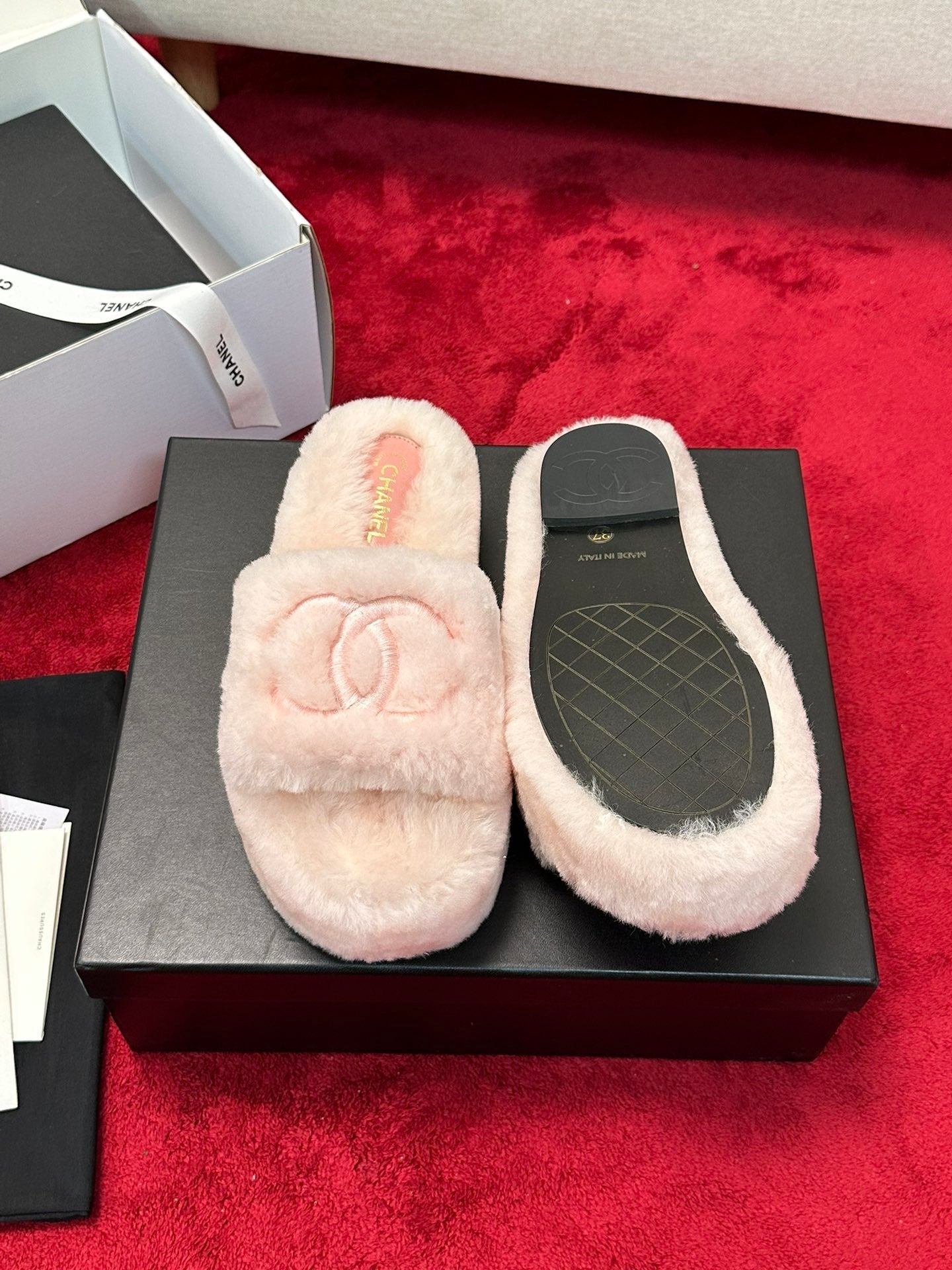 25 Thick soled hairy slippers