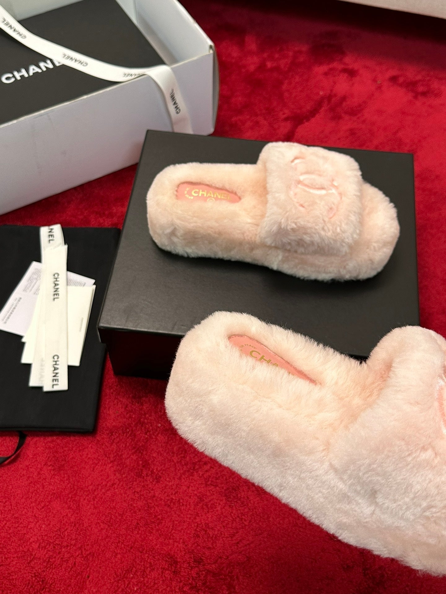 25 Thick soled hairy slippers