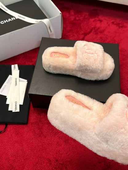 25 Thick soled hairy slippers