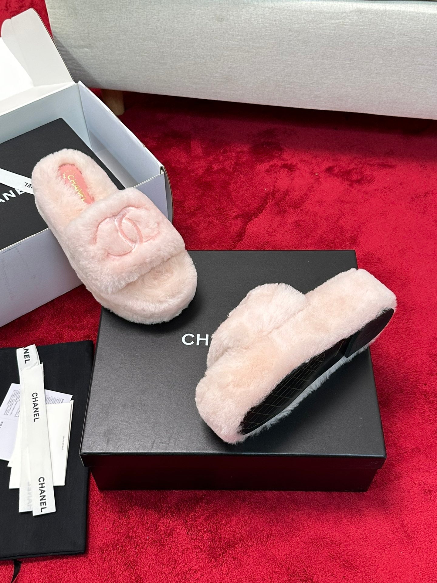 25 Thick soled hairy slippers