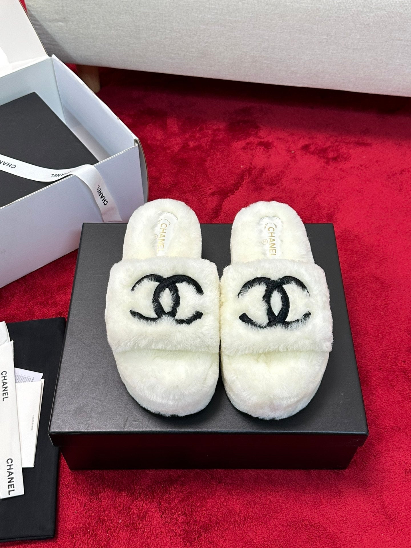 25 Thick soled hairy slippers