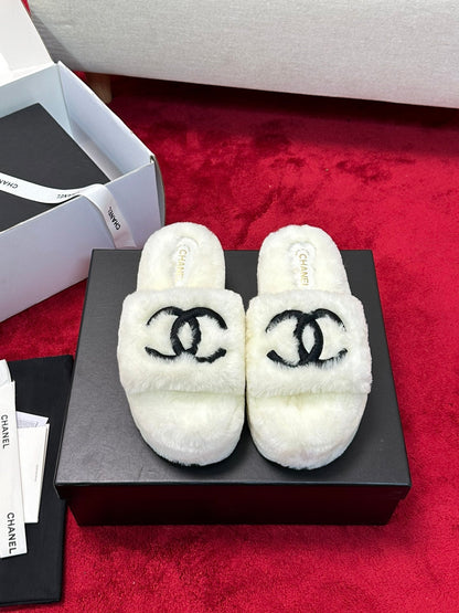 25 Thick soled hairy slippers