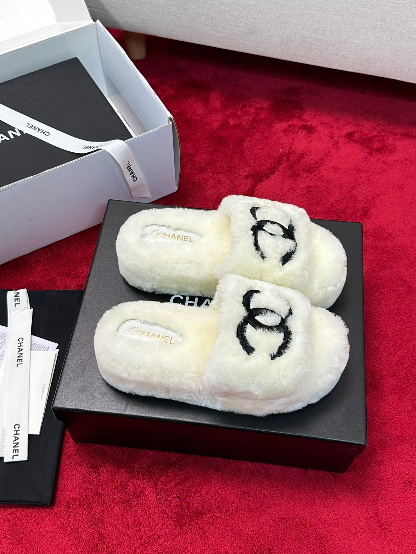 25 Thick soled hairy slippers