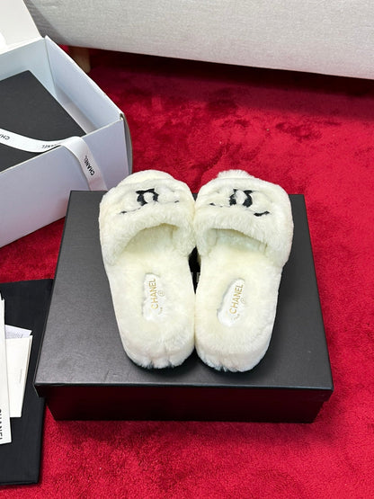 25 Thick soled hairy slippers