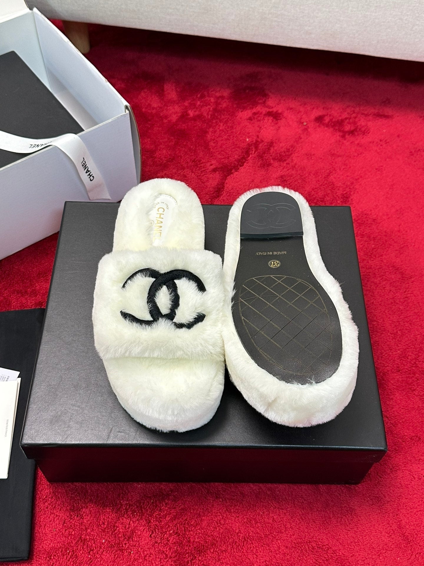 25 Thick soled hairy slippers