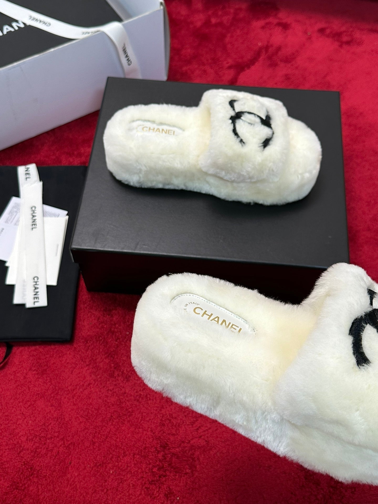 25 Thick soled hairy slippers