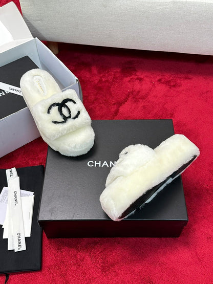 25 Thick soled hairy slippers