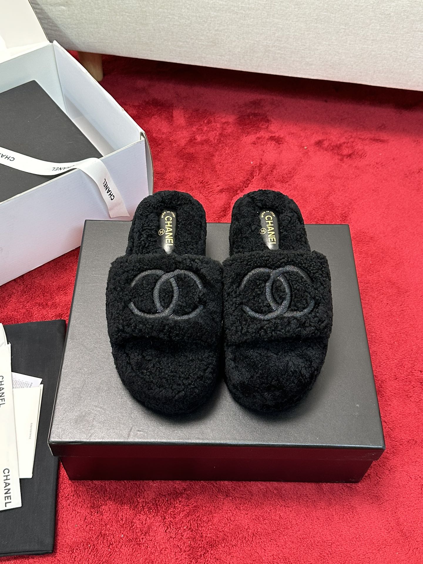 25 Thick soled hairy slippers