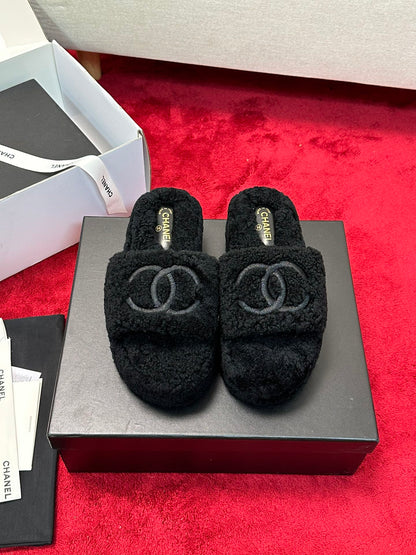 25 Thick soled hairy slippers