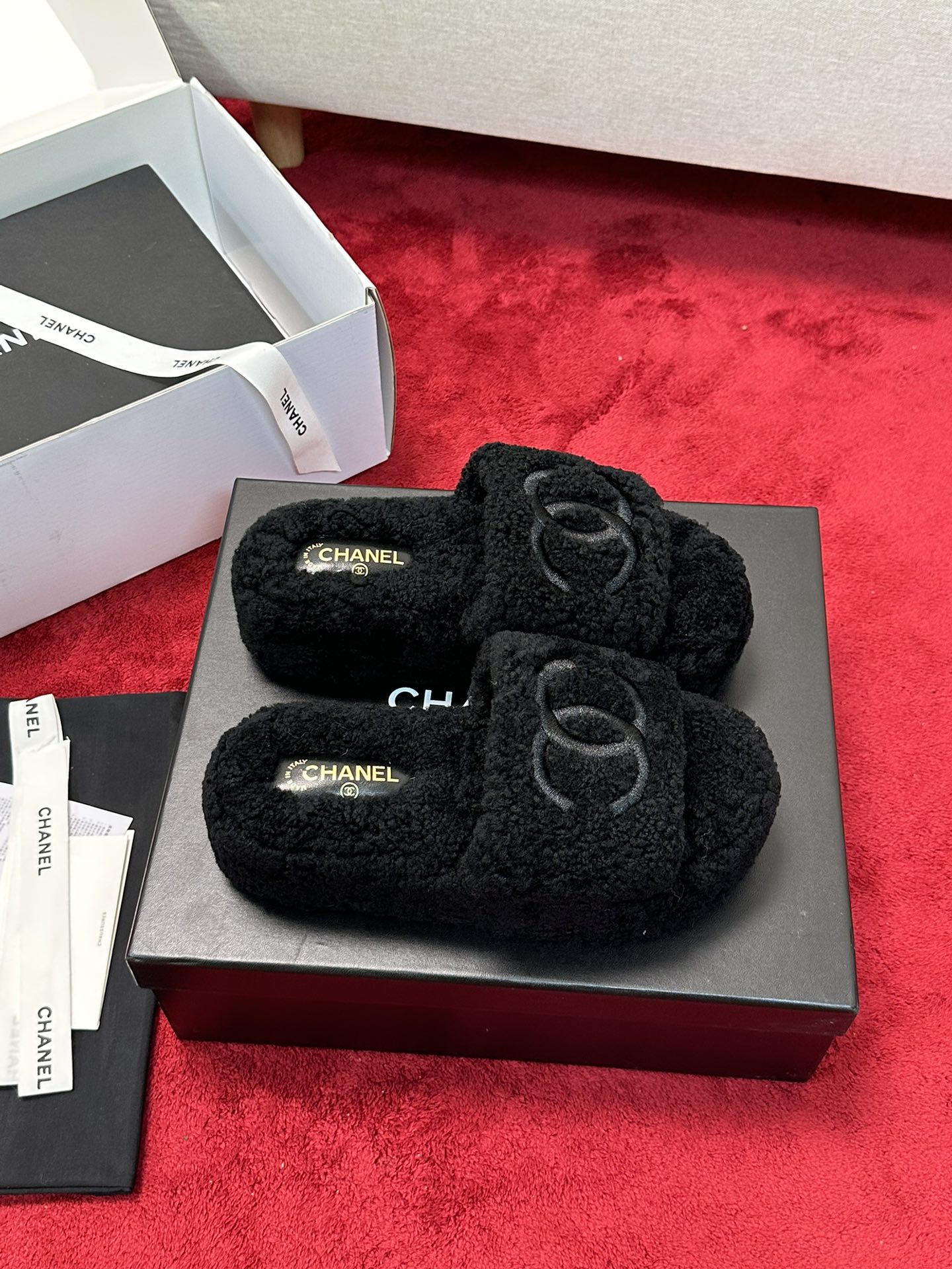 25 Thick soled hairy slippers